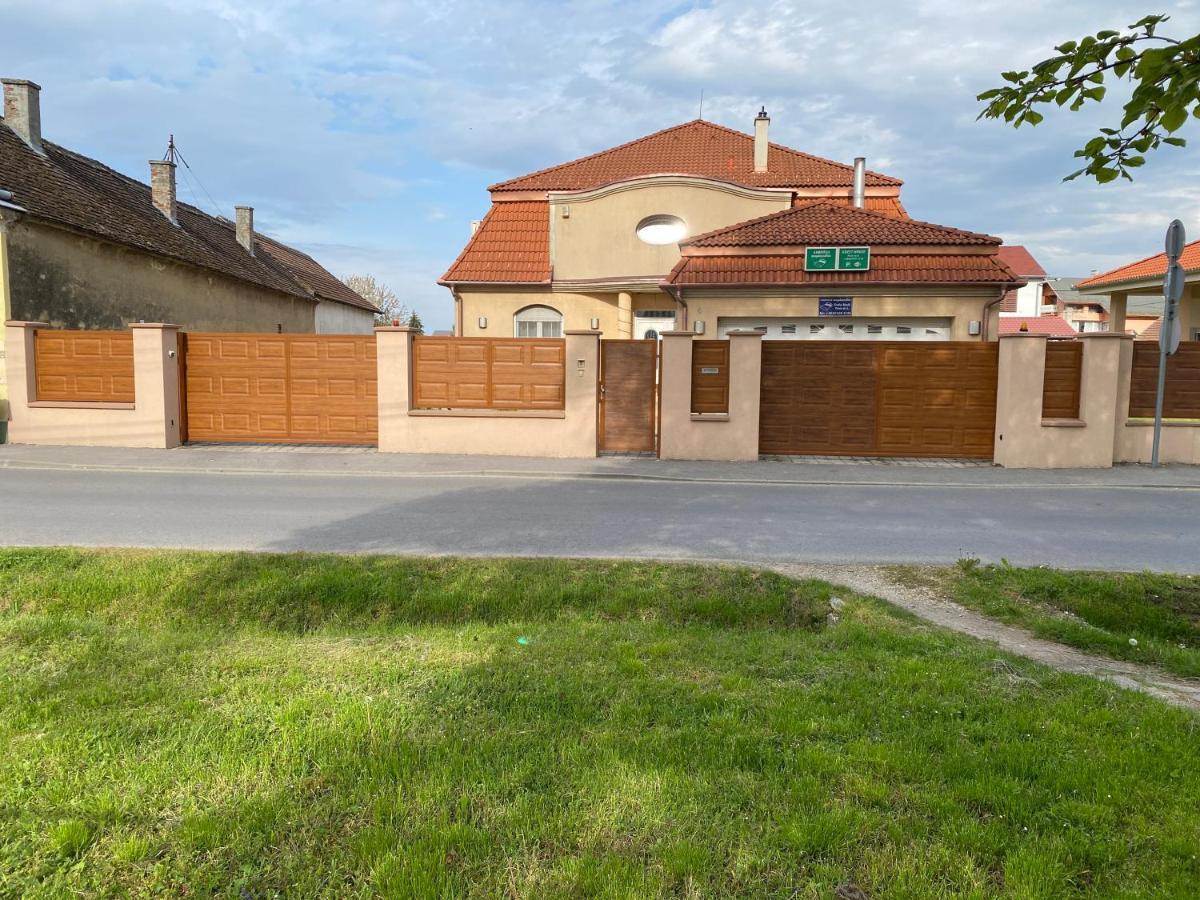 Ambrozia Guesthouse Nagykanizsa Buitenkant foto