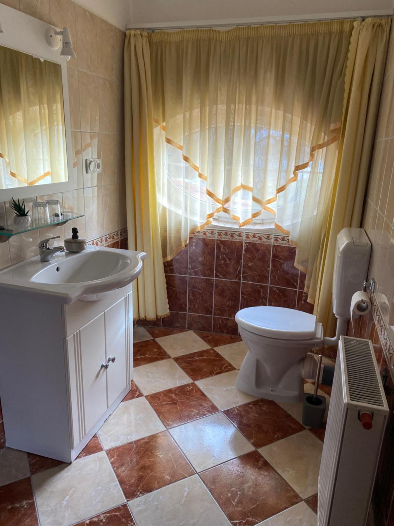 Ambrozia Guesthouse Nagykanizsa Buitenkant foto